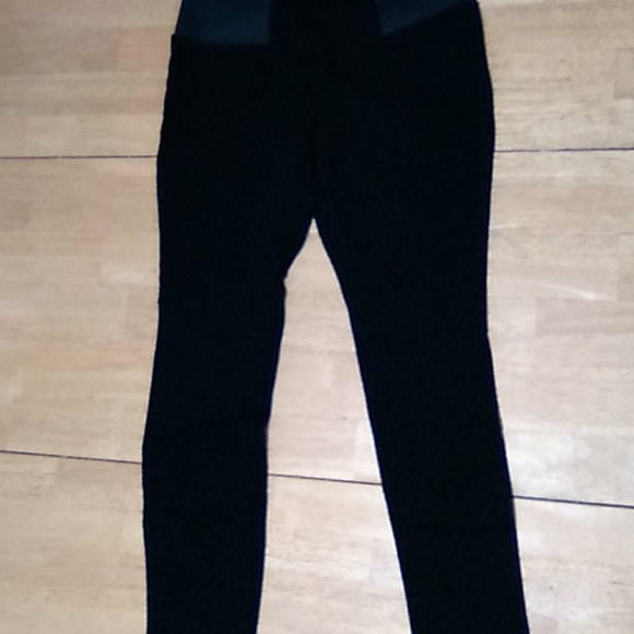 Beautifully detailed pants - Picture 2 of 11